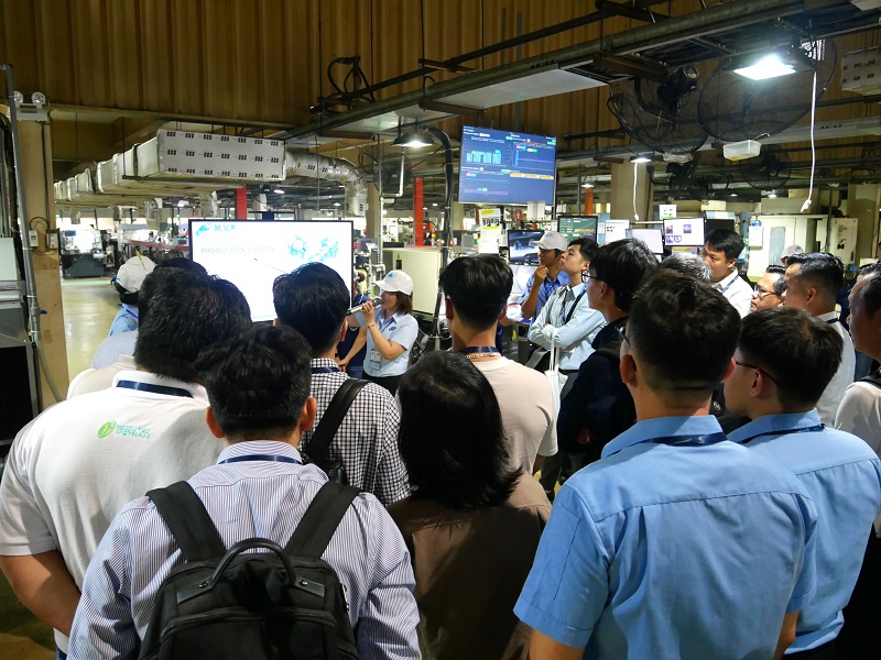 Diễn giả cùng các đại diện doanh nghiệp tham quan thực tế nhà máy của Maruei Việt Nam