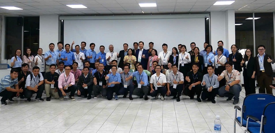 Diễn giả và khách mời tại hội thảo chụp hình lưu niệm