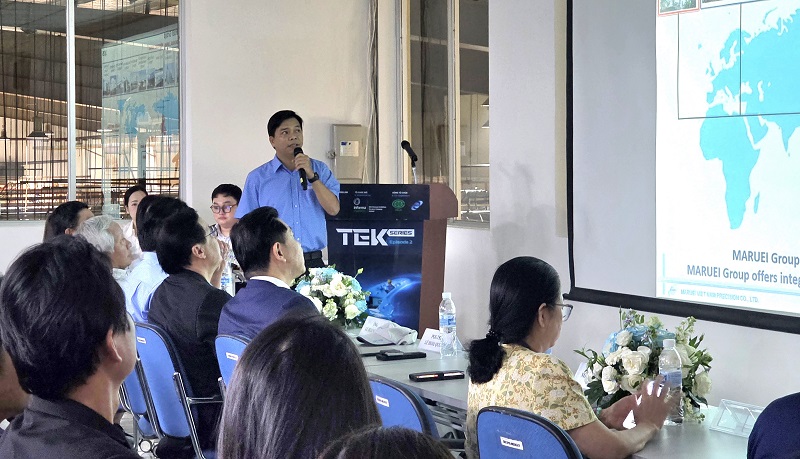 Ông Trần Kim Thiên – Giám đốc Trung tâm Công nghệ, Công ty TNHH Maruei Việt Nam Precision giới thiệu về nhà máy.