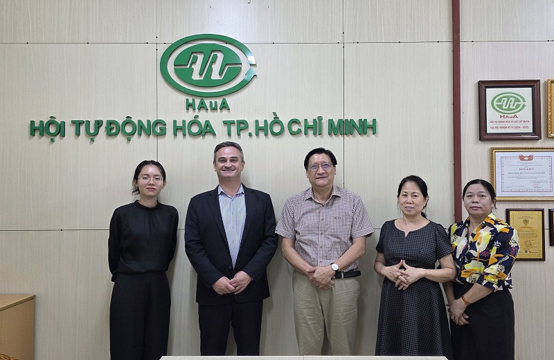 Đại diện Hội Tự động hóa TP.HCM và IMT Vietnam chụp hình lưu niệm.