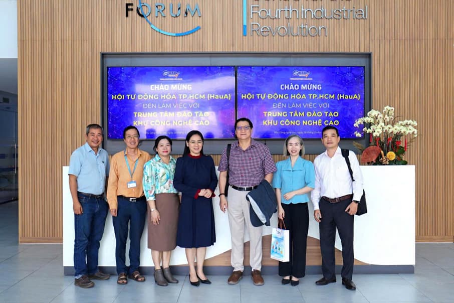 Ban Thường vụ Hội Tự động hóa TP.HCM và Ban Lãnh đạo Trung tâm Đào tạo Khu công nghệ cao TP.HCM chụp hình lưu niệm
